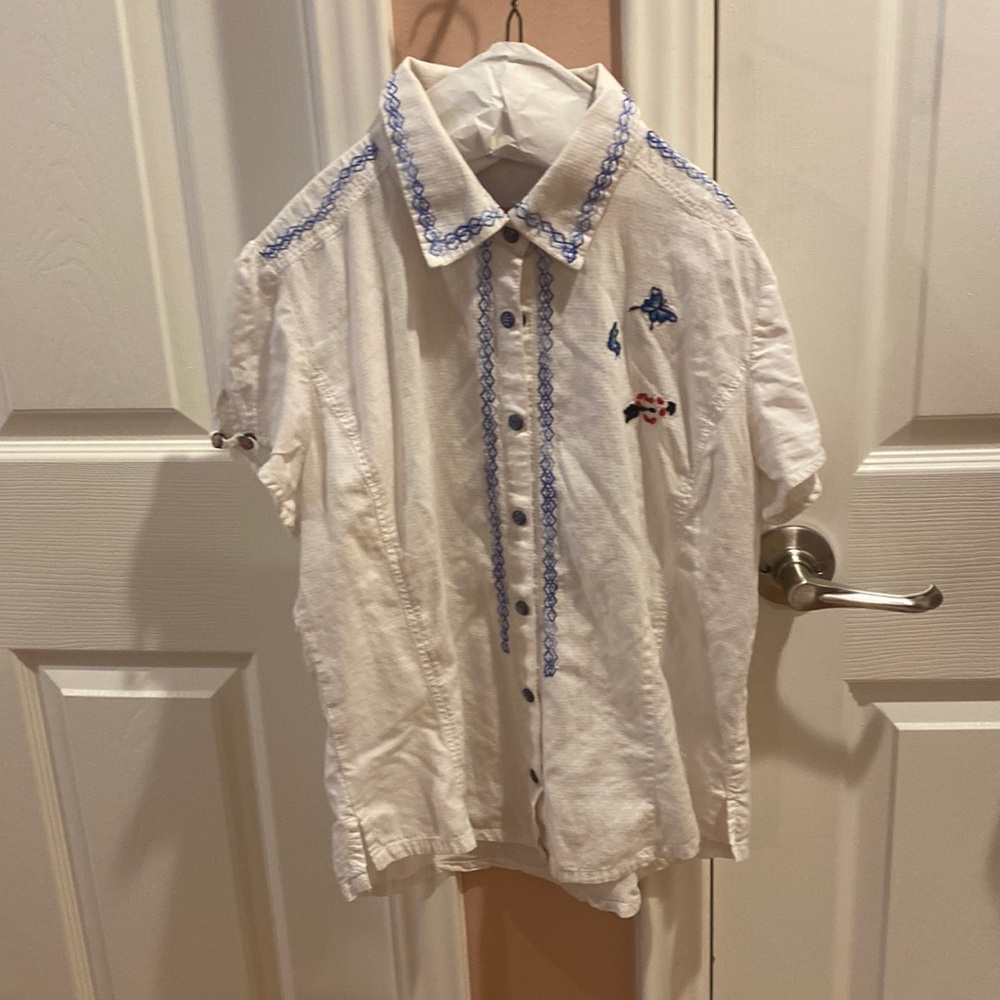 Embroidered snap down fitted camp shirt purchased in Venice Italy. Size L